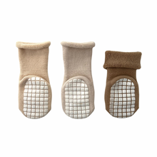 Load image into Gallery viewer, Tot and Toe extra warm terry socks. Back of three pairs of neutral coloured socks with small white grid of grip across the sole. Yoga socks for babies and toddlers. Non-slip, anti-slip socks with grip.